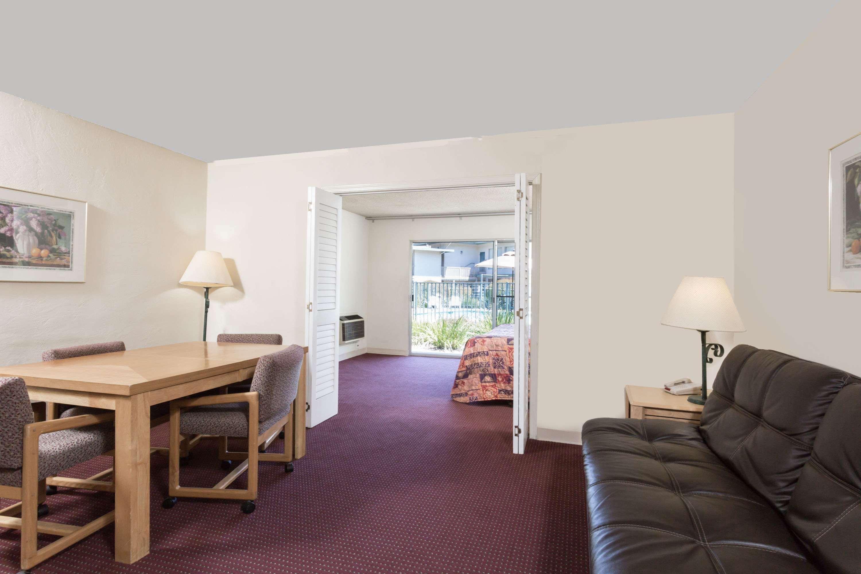 Days Inn By Wyndham Novato/San Francisco Экстерьер фото